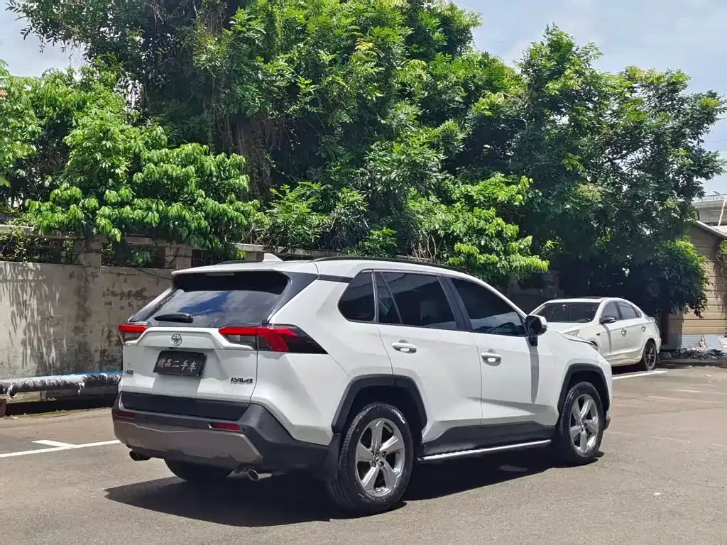 Toyota RAV4 — фото 7