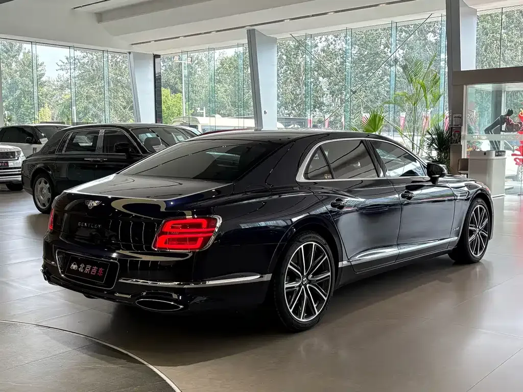 Bentley Flying Spur — фото 10