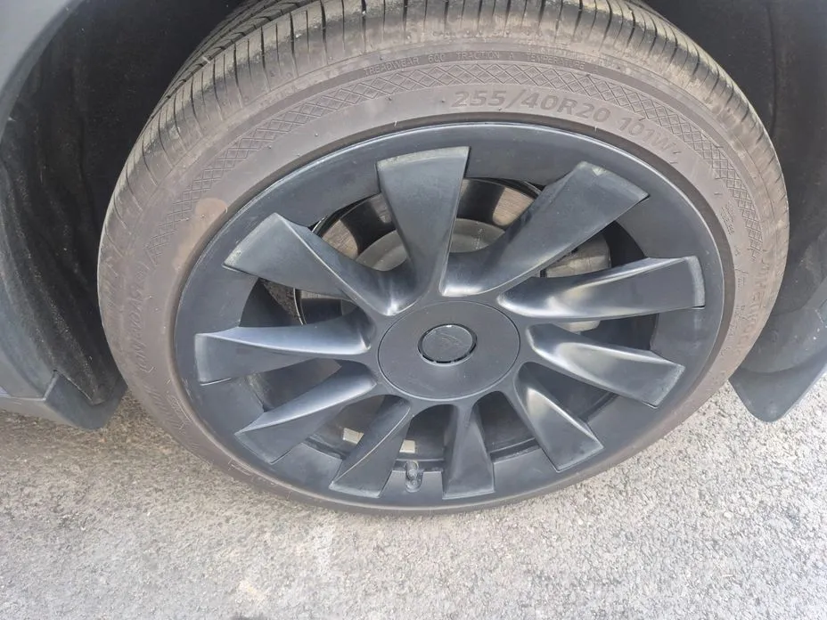 Tesla Model Y — фото 10