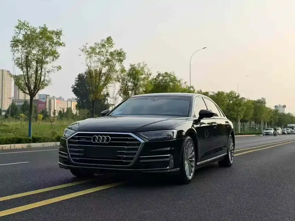 Audi A8 — фото 1