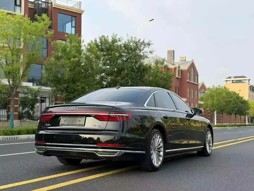 Audi A8 — фото 6