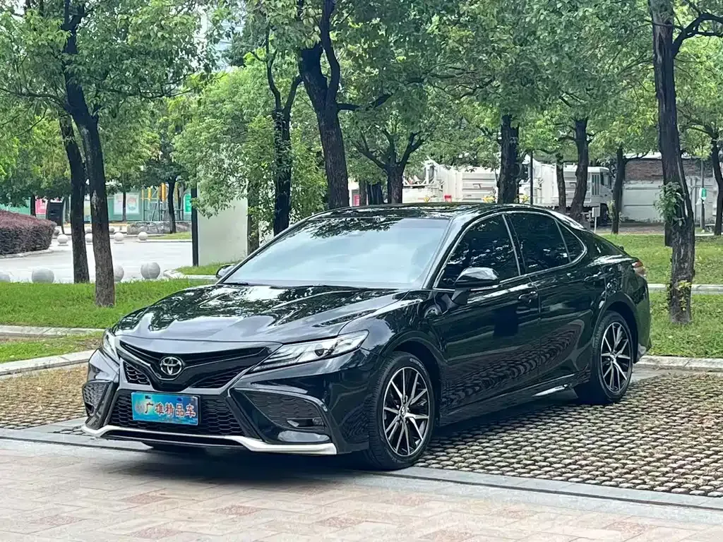 Toyota Camry — фото 1