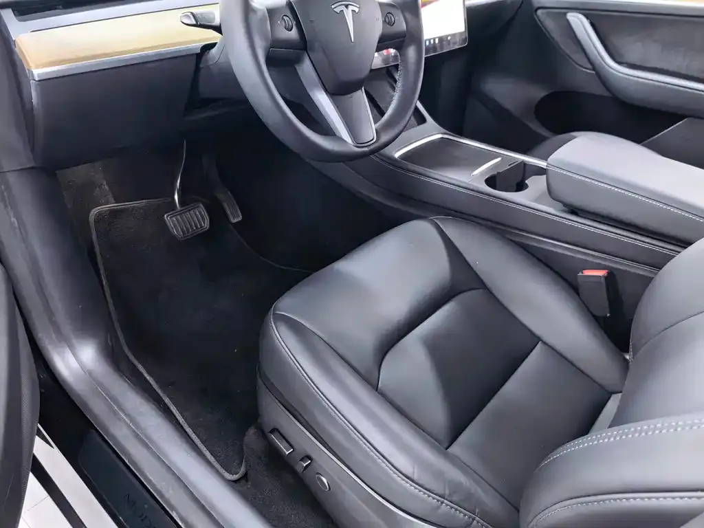 Tesla Model Y — фото 8