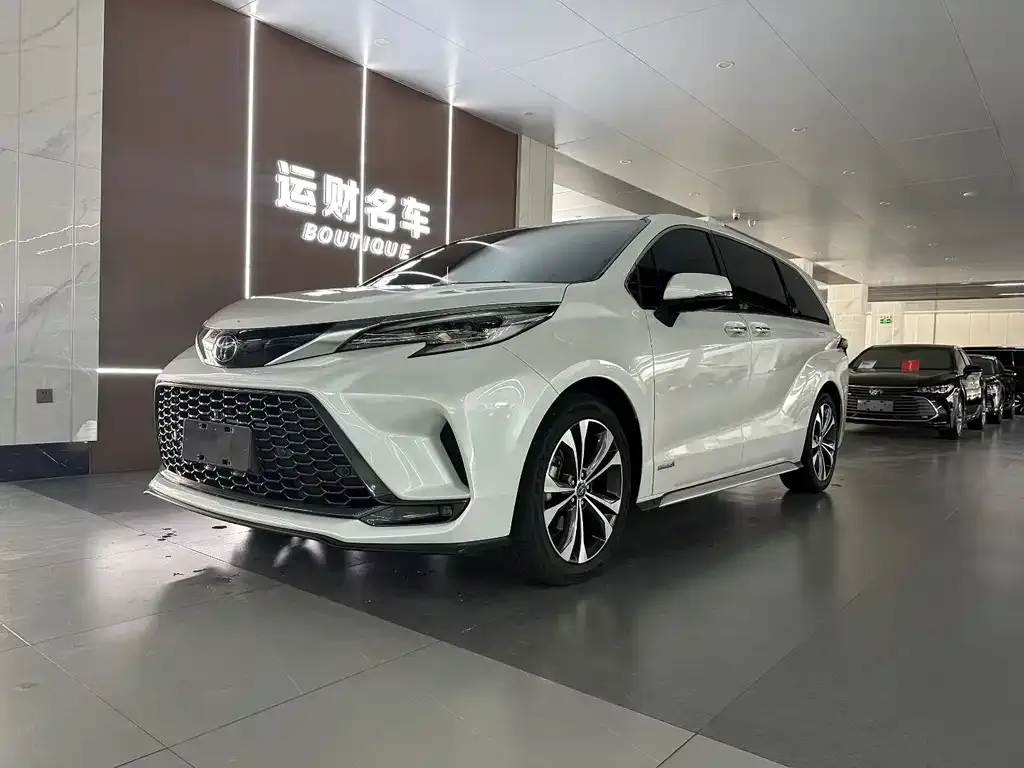 Toyota Granvia — фото 1
