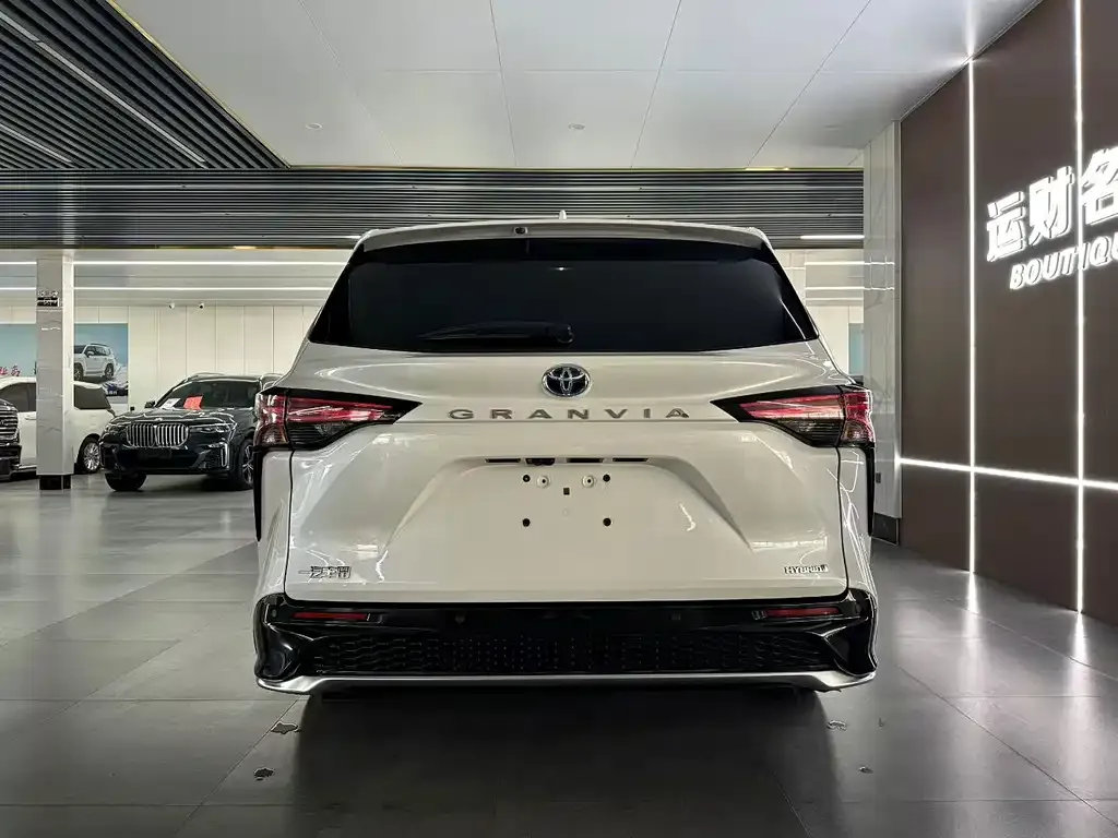 Toyota Granvia — фото 6