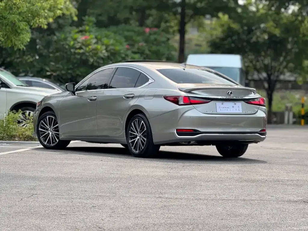 Lexus ES — фото 8