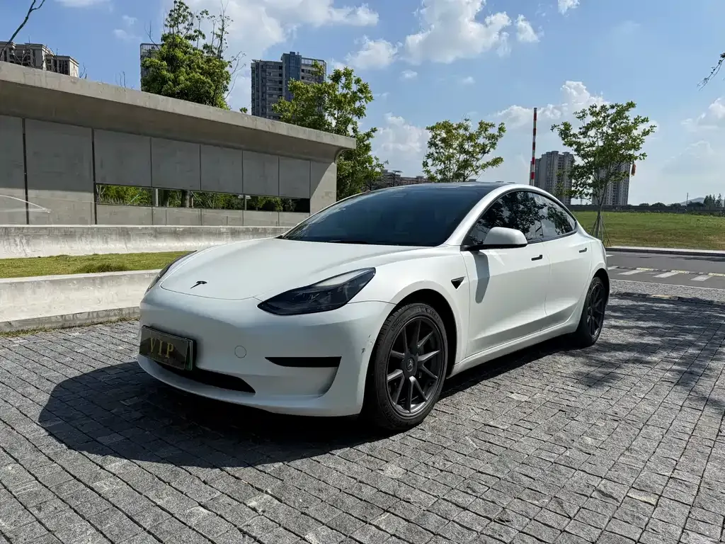 Tesla Model 3 — фото 1
