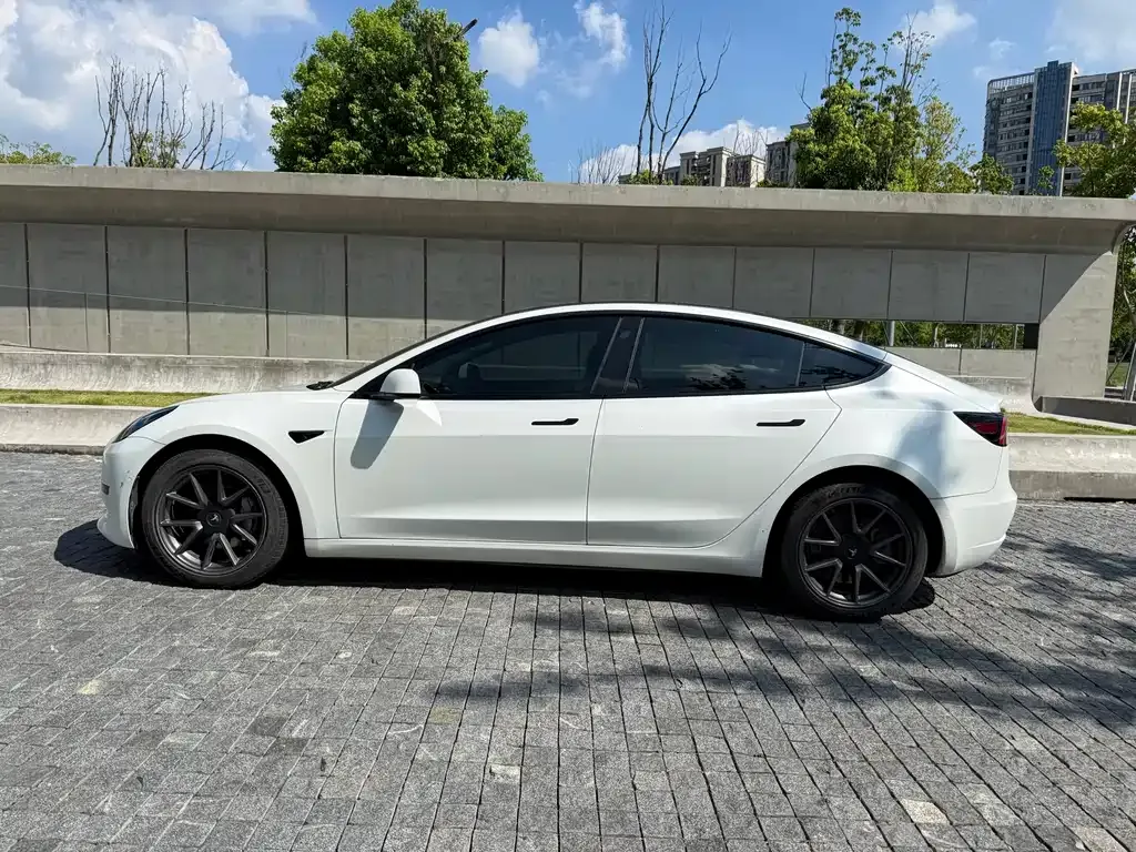 Tesla Model 3 — фото 8