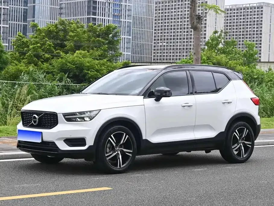 Volvo XC40 — фото 1
