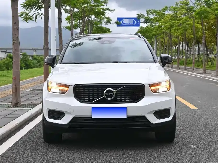 Volvo XC40 — фото 3