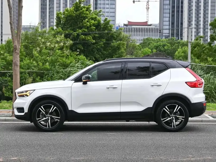 Volvo XC40 — фото 9