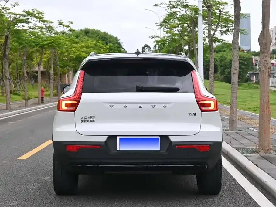 Volvo XC40 — фото 10