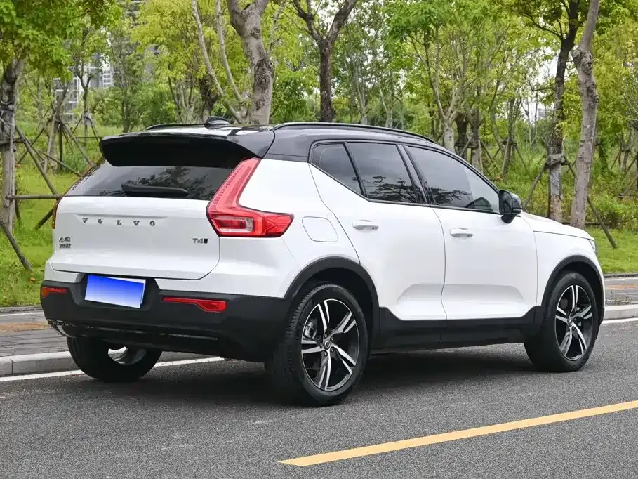 Volvo XC40 — фото 8
