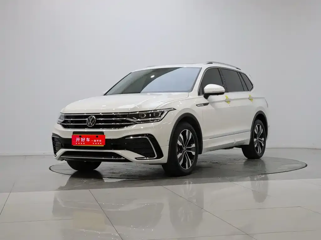Volkswagen Tiguan L — фото 1