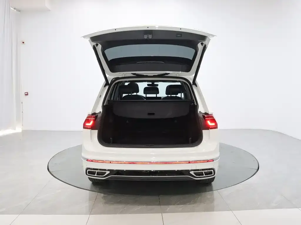 Volkswagen Tiguan L — фото 7