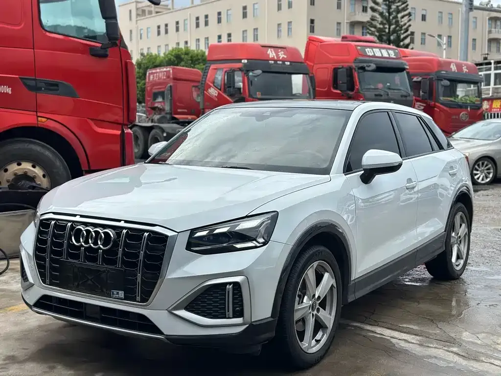 Audi Q2L — фото 1
