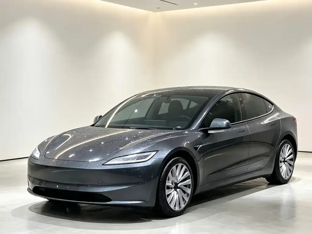 Tesla Model 3 — фото 1