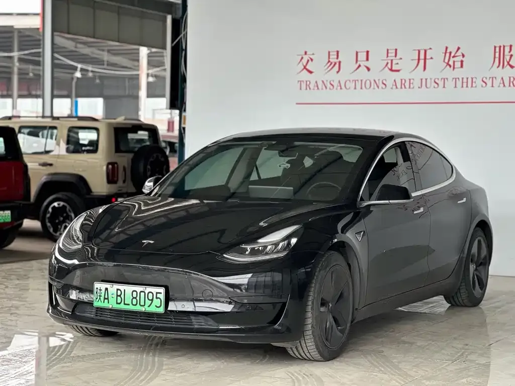 Tesla Model 3 — фото 1