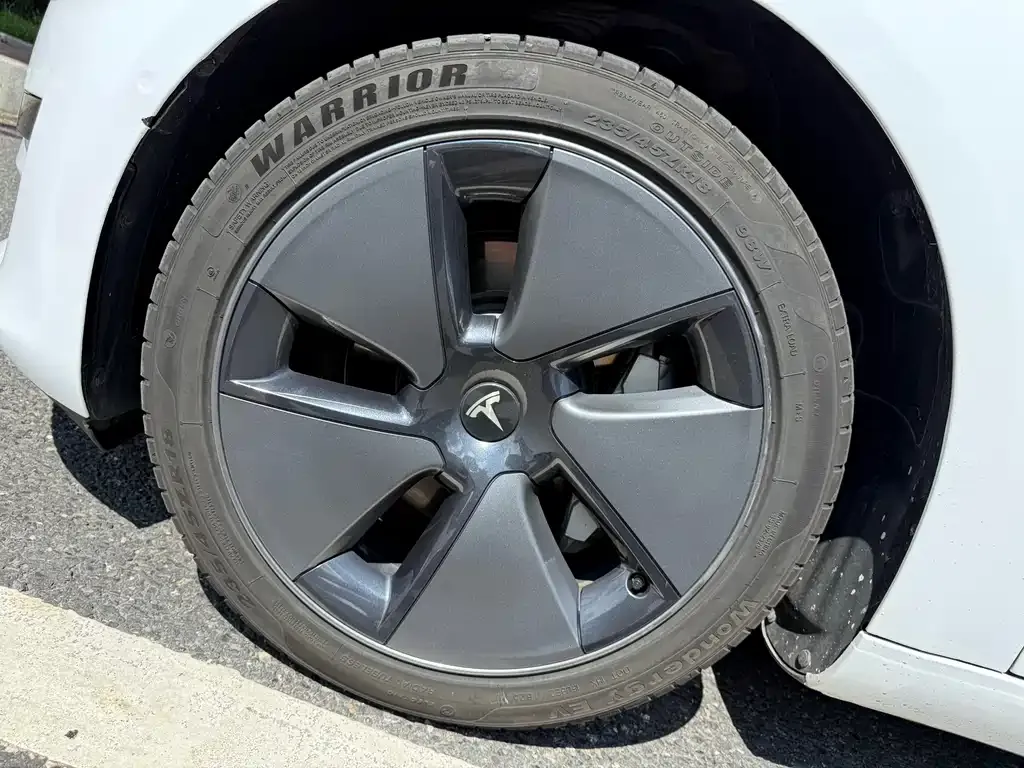 Tesla Model 3 — фото 4