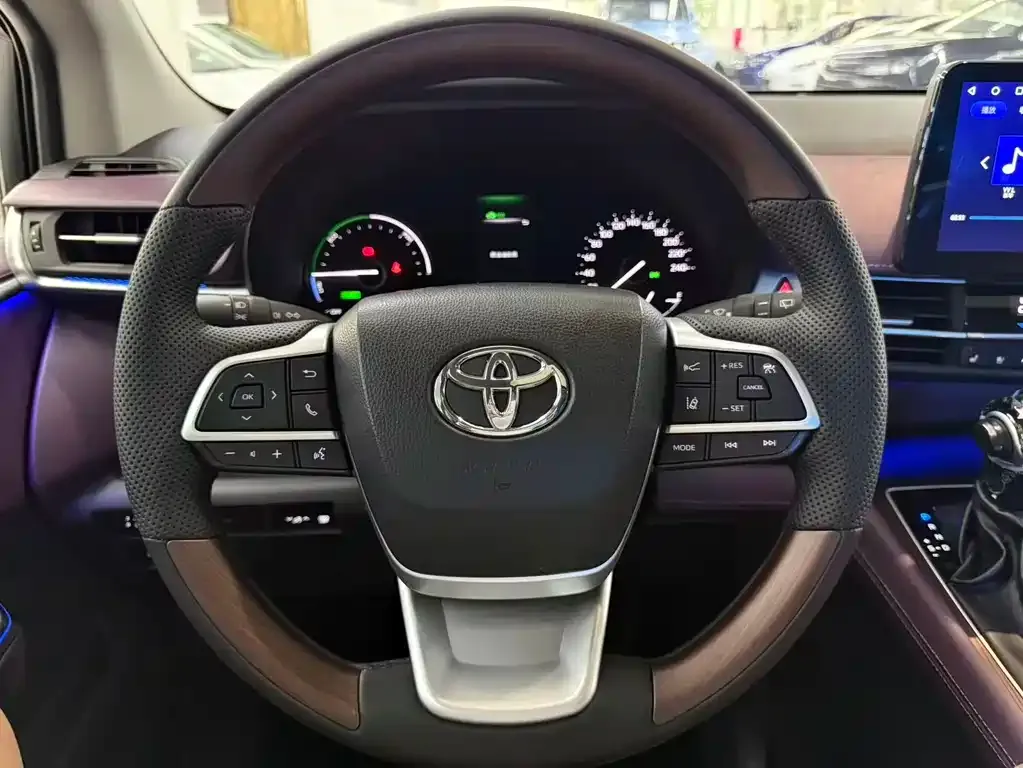 Toyota Sienna — фото 6