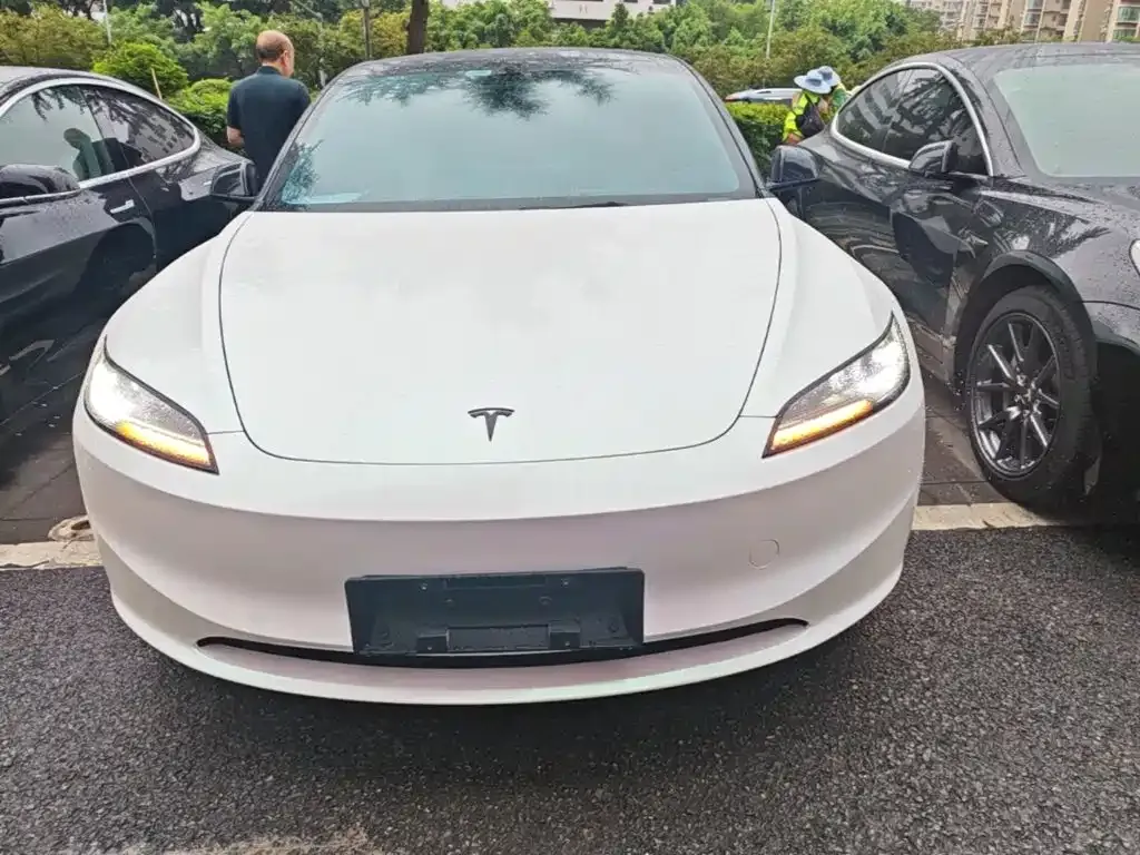 Tesla Model 3 — фото 9
