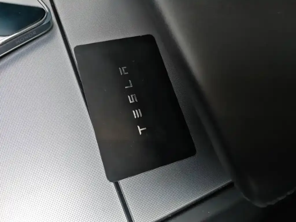 Tesla Model 3 — фото 6