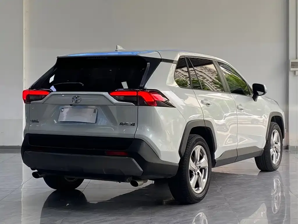 Toyota RAV4 — фото 6