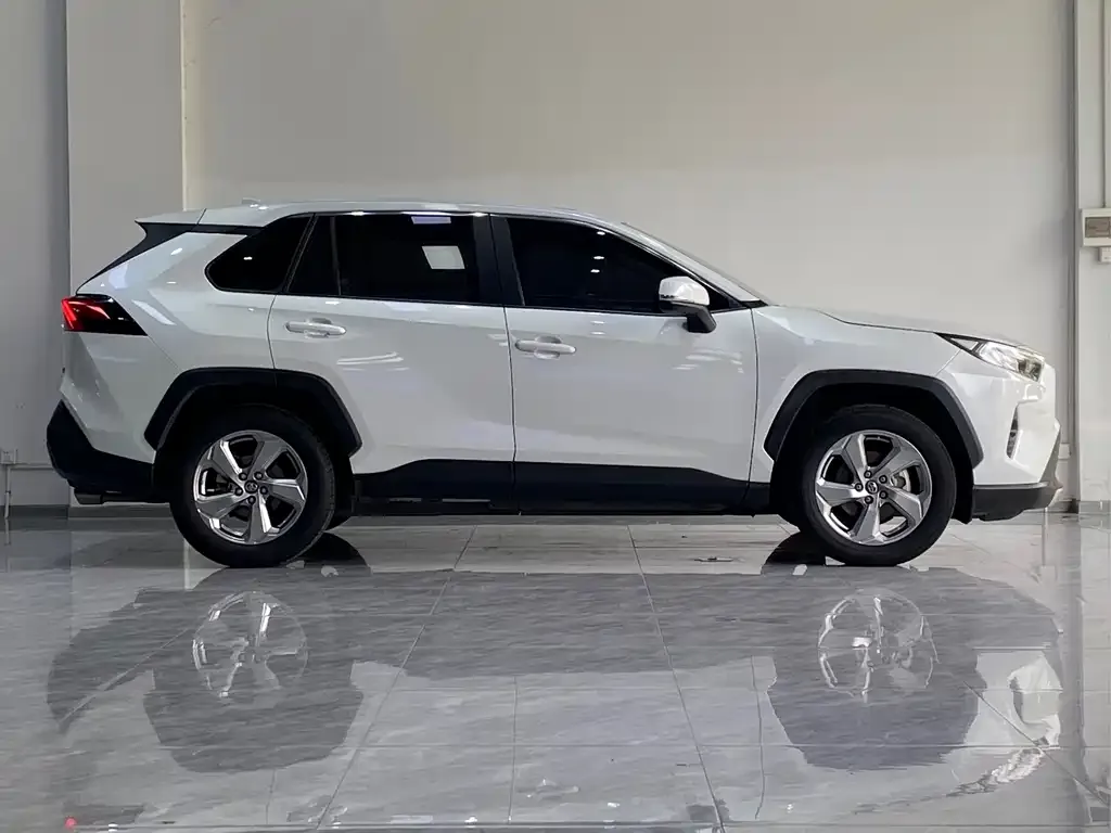Toyota RAV4 — фото 9