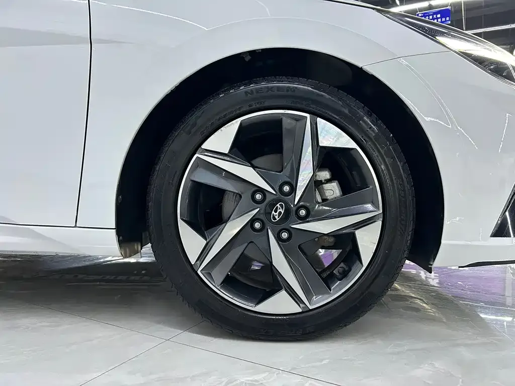 Hyundai Elantra — фото 3