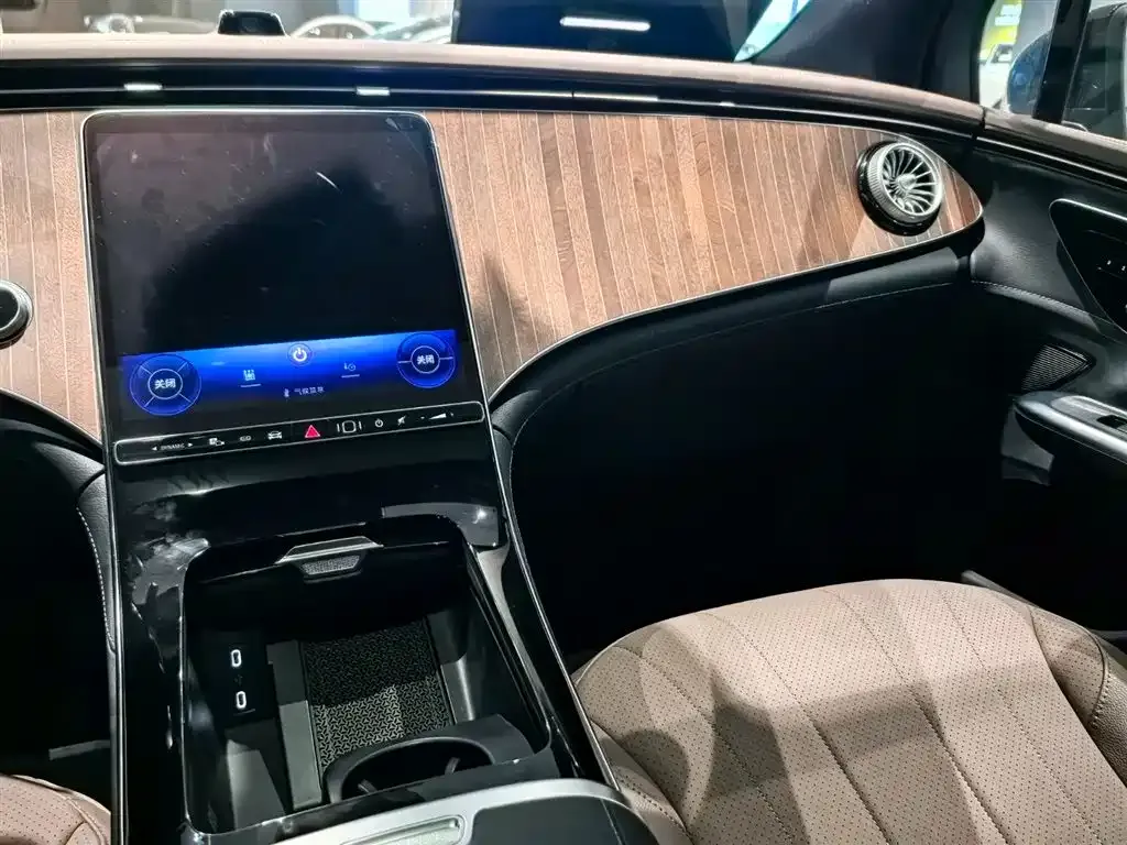 Mercedes-Benz EQE SUV — фото 5