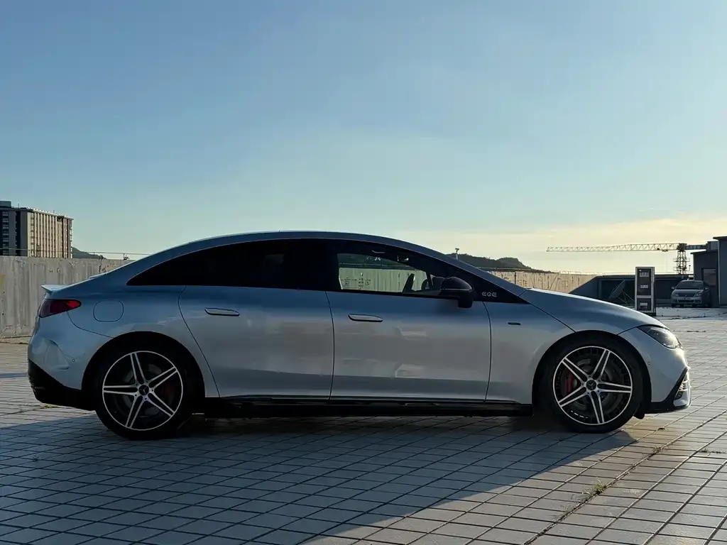 Mercedes-Benz EQE AMG — фото 7