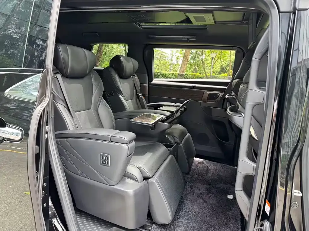 Toyota Vellfire — фото 2