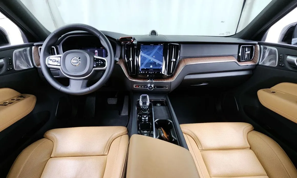 Volvo XC60 — фото 8