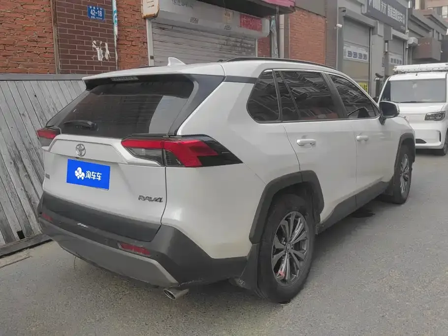 Toyota RAV4 — фото 10