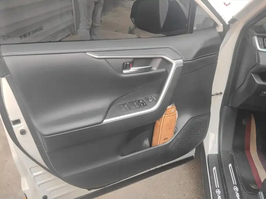 Toyota RAV4 — фото 2
