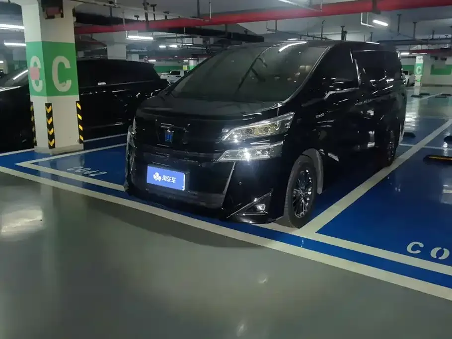 Toyota Vellfire — фото 1