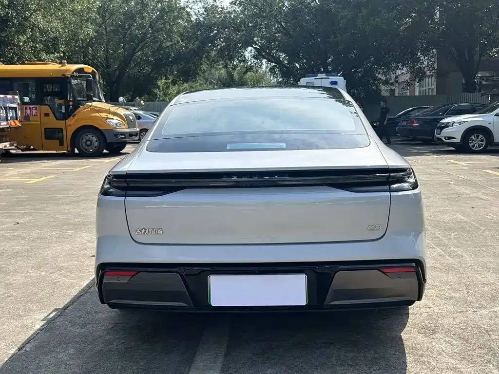 Geely Galaxy E8 — фото 3