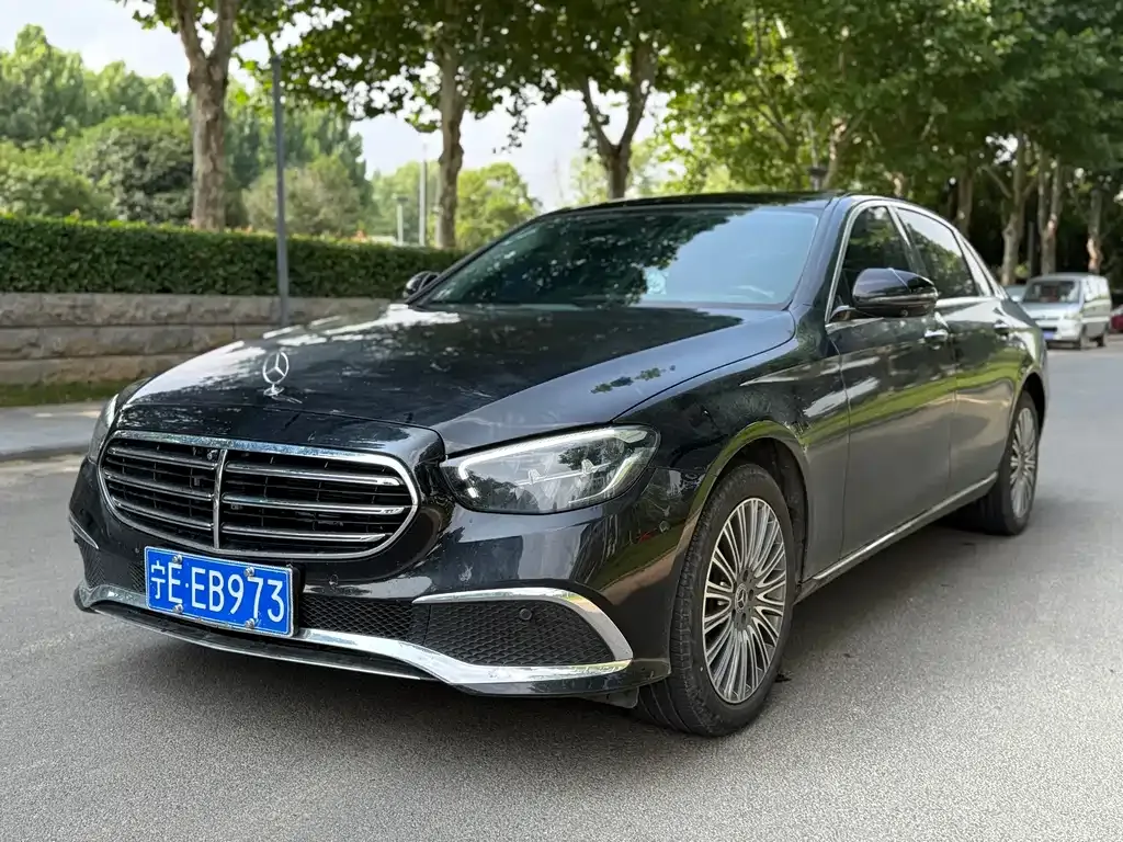 Mercedes-Benz E-Class — фото 1
