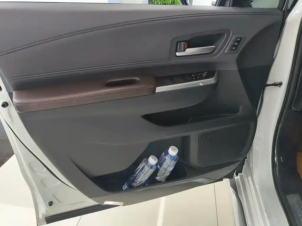Toyota Granvia — фото 10