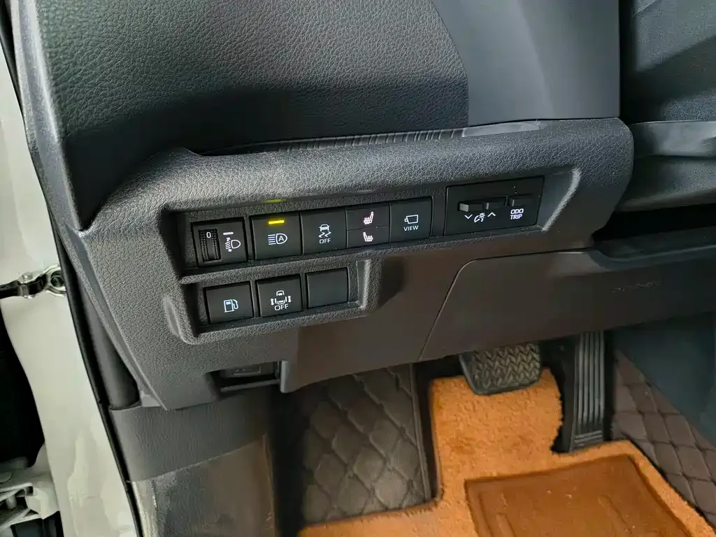 Toyota Granvia — фото 8