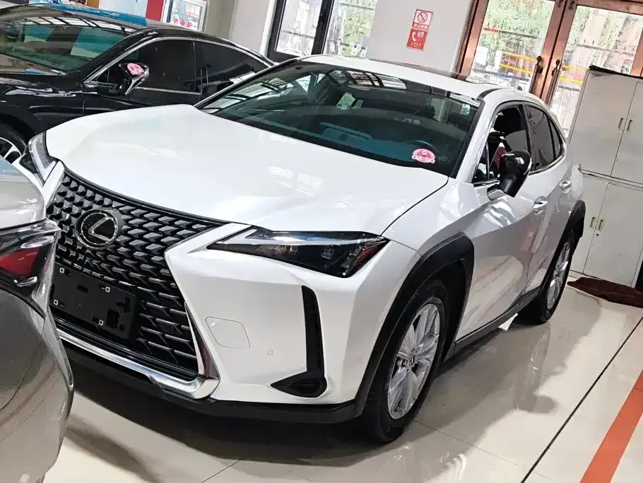 Lexus UX — фото 1