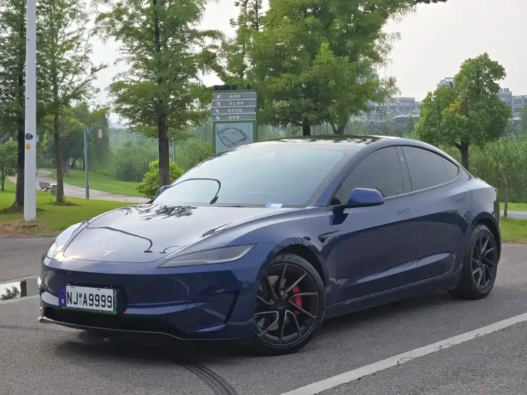 Tesla Model 3 — фото 1