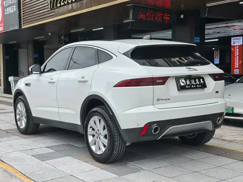 Jaguar E-PACE — фото 7