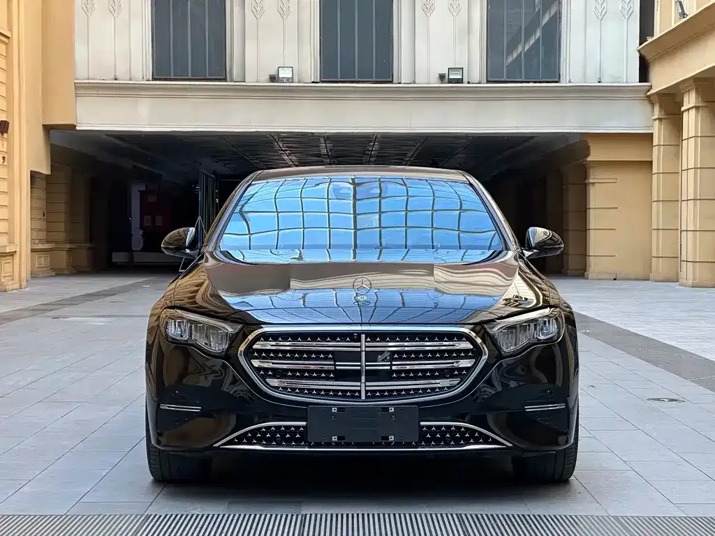 Mercedes-Benz E-Class — фото 1