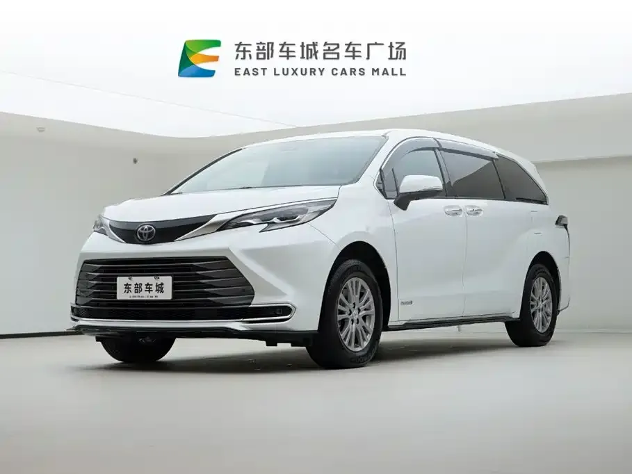 Toyota Sienna — фото 1