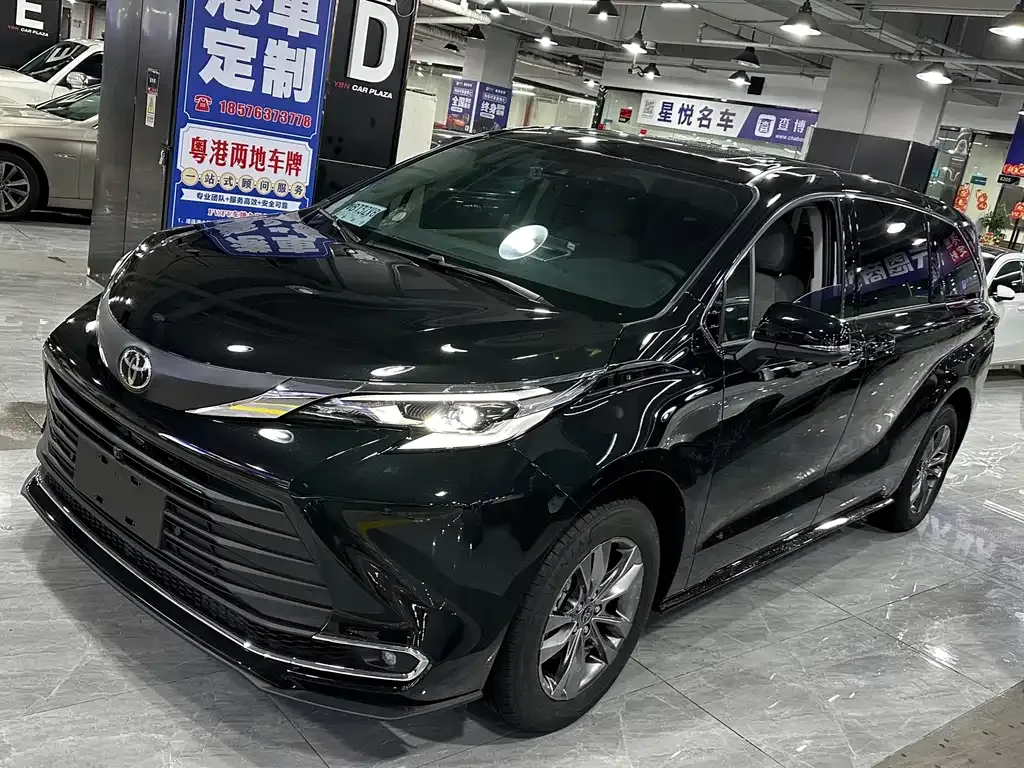 Toyota Sienna — фото 1
