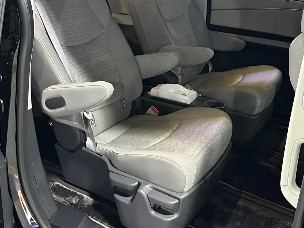 Toyota Sienna — фото 2