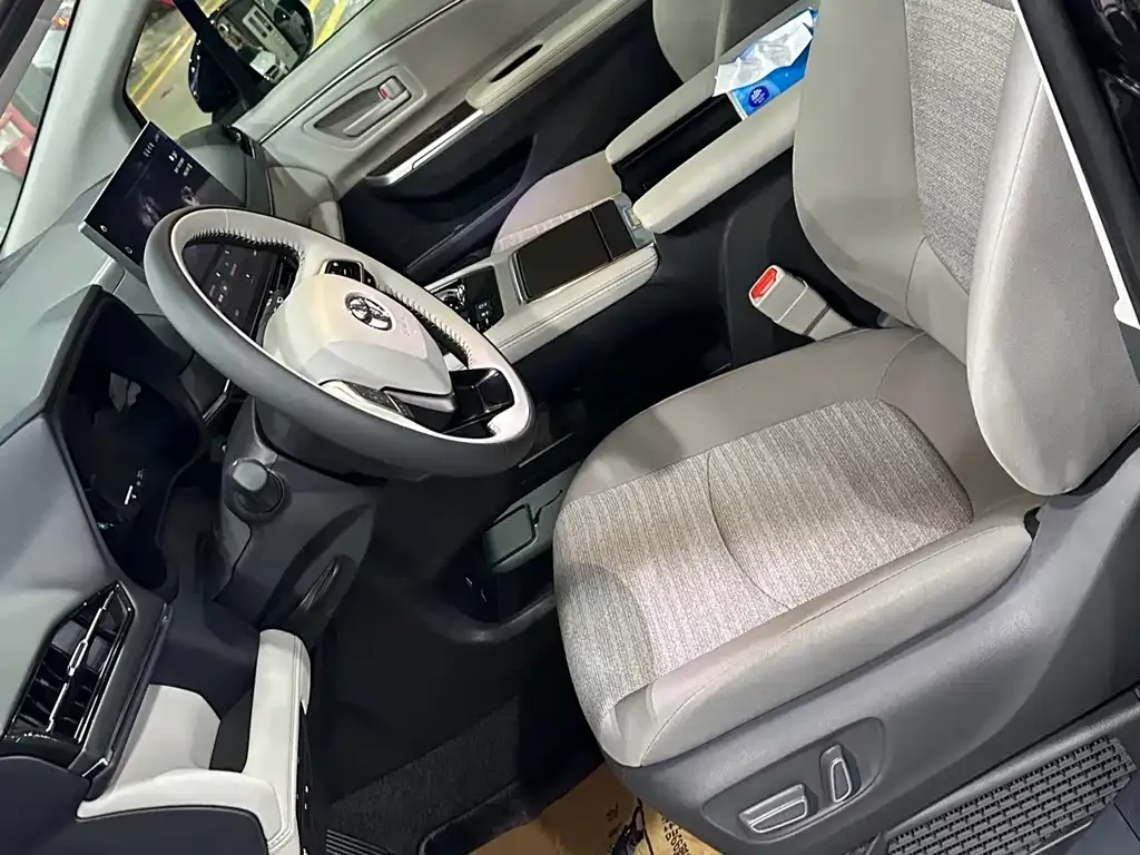 Toyota Sienna — фото 4