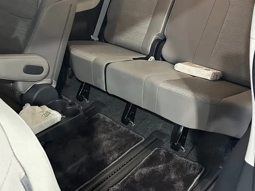 Toyota Sienna — фото 10