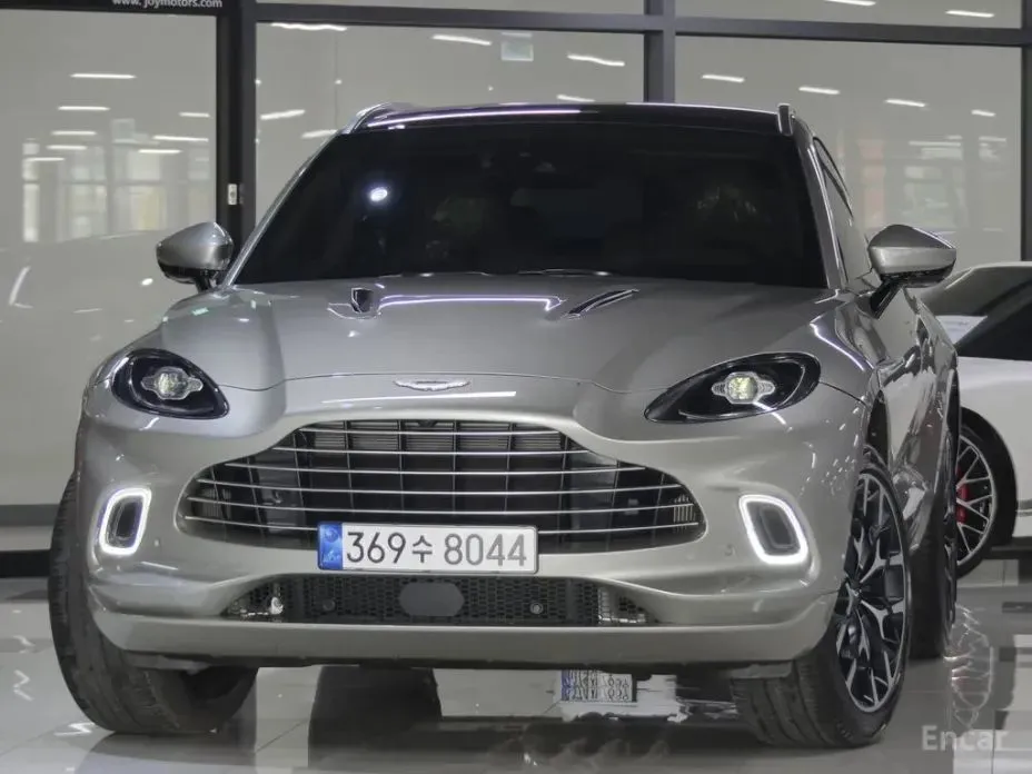 Aston Martin DBX — фото 1